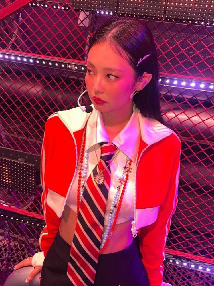 Grotesque girl Jennie Kim Ji-ni with the same color-blocked jacket, short shirt with bow tie, skirt three-piece set of women