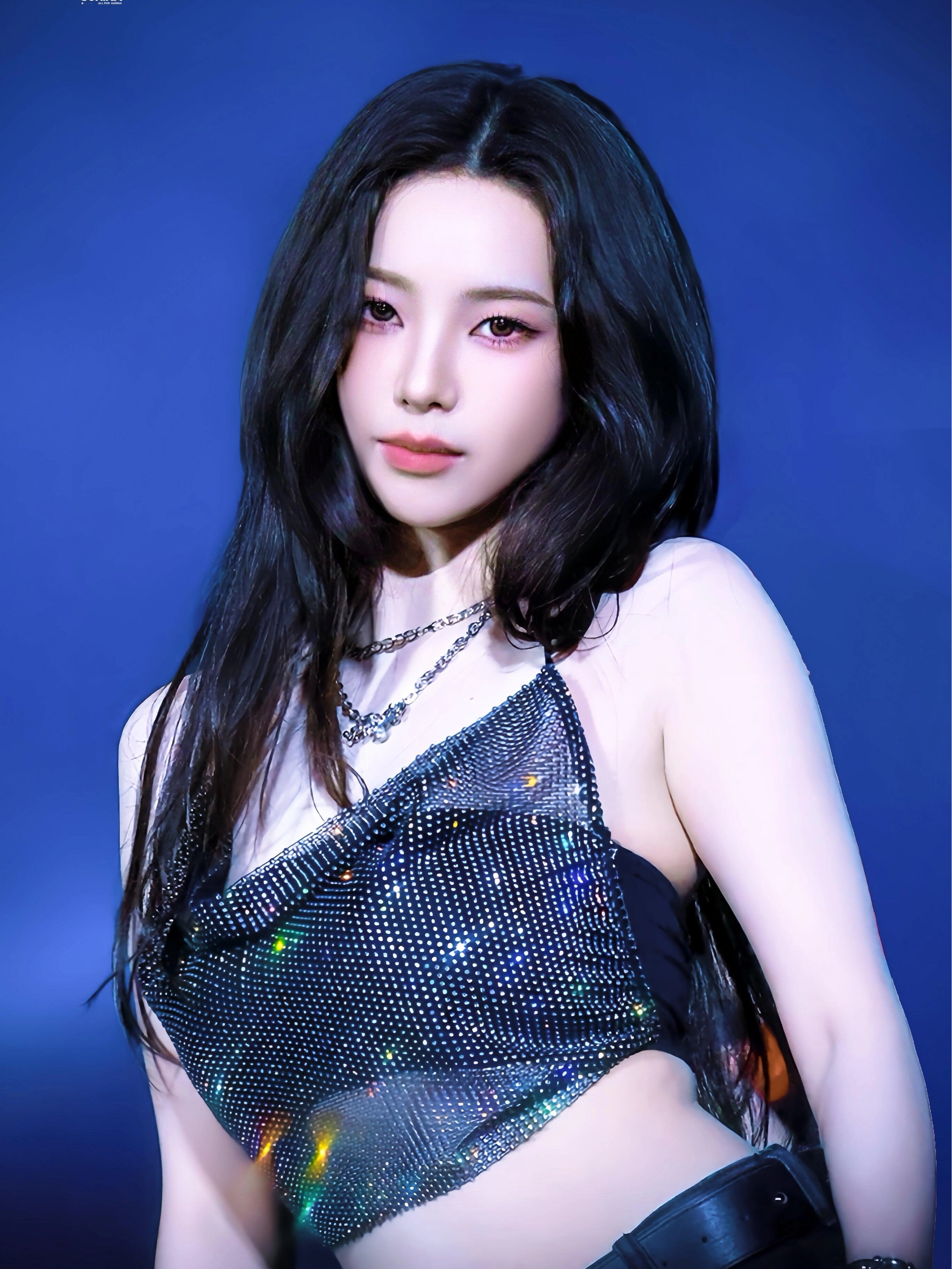 The new homemade Korean aespa has the same style of Yoo Jimin sparkling diamond halterneck short thin performance song diamond vest