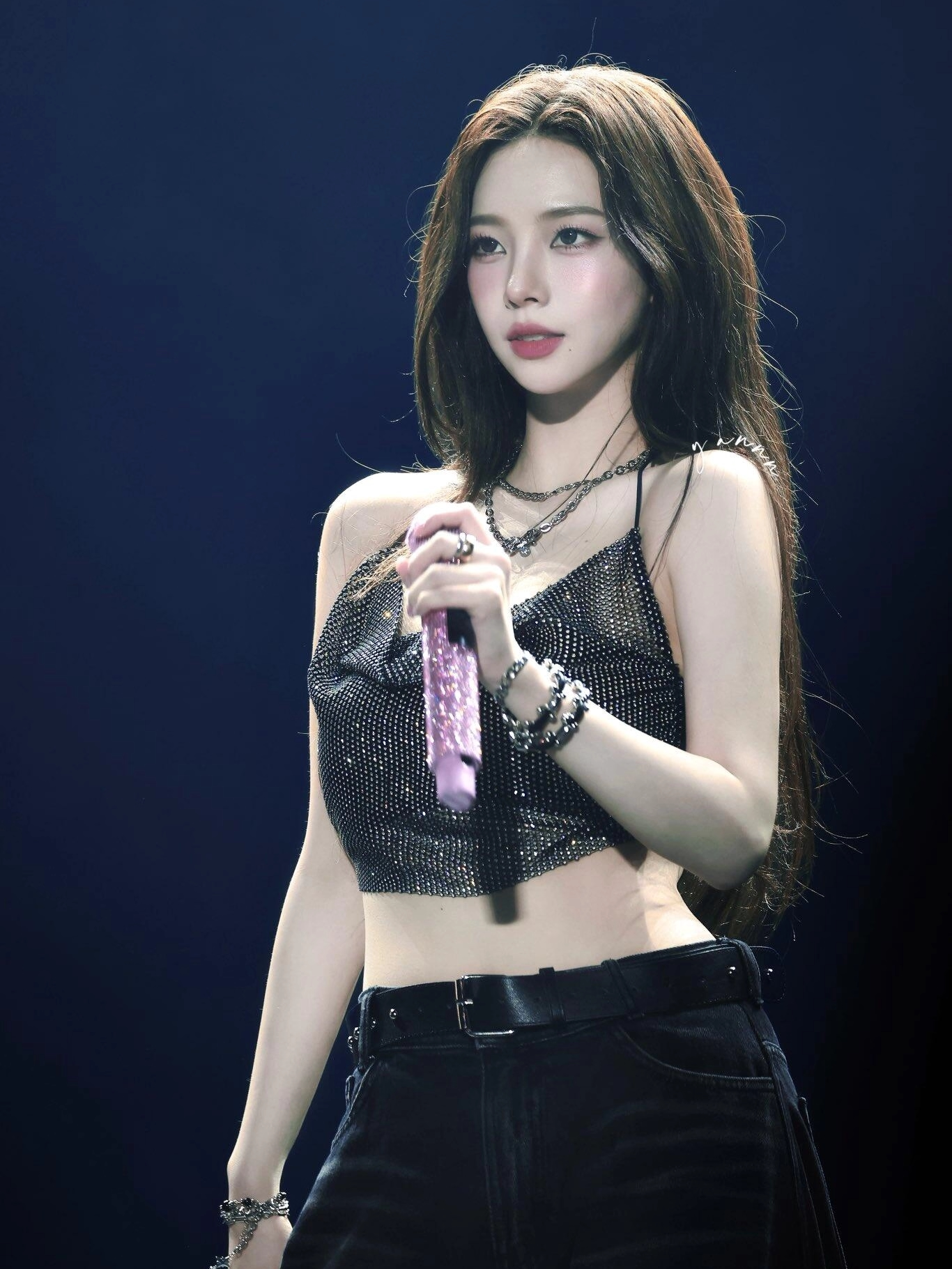 The new homemade Korean aespa has the same style of Yoo Jimin sparkling diamond halterneck short thin performance song diamond vest