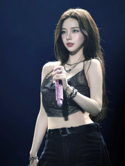 The new homemade Korean aespa has the same style of Yoo Jimin sparkling diamond halterneck short thin performance song diamond vest