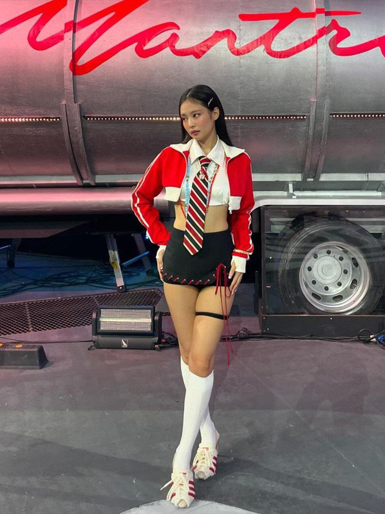 Grotesque girl Jennie Kim Ji-ni with the same color-blocked jacket, short shirt with bow tie, skirt three-piece set of women