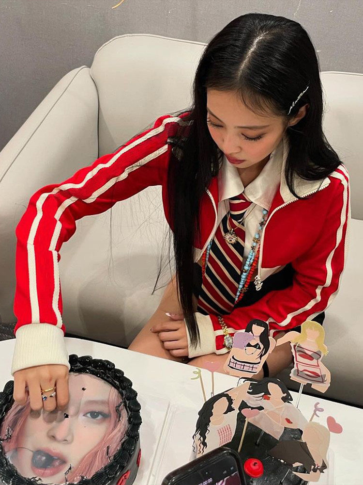 Grotesque girl Jennie Kim Ji-ni with the same color-blocked jacket, short shirt with bow tie, skirt three-piece set of women
