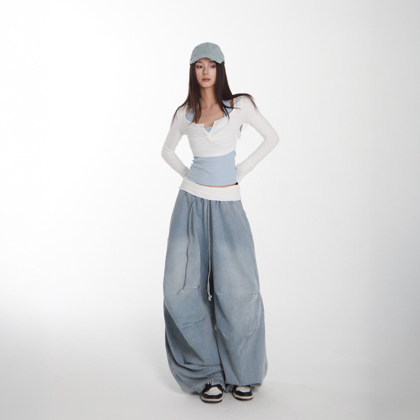 Lin Xiaohua sweet and spicy sporty style suit women's white button-down crop top + blue thin draped cargo jeans
