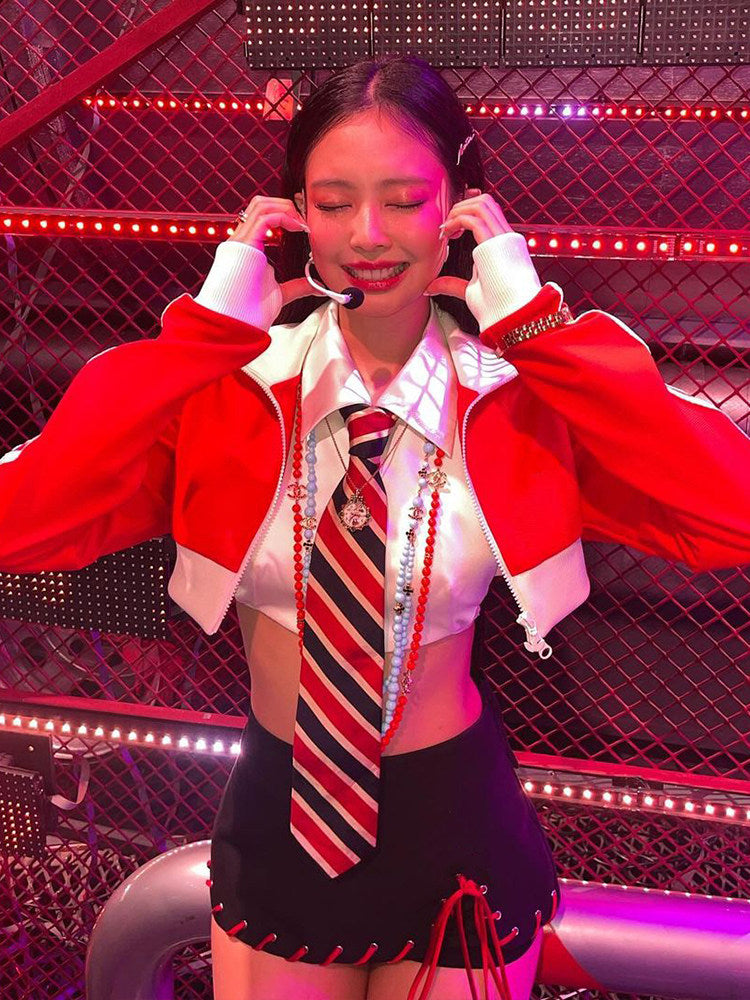 Grotesque girl Jennie Kim Ji-ni with the same color-blocked jacket, short shirt with bow tie, skirt three-piece set of women