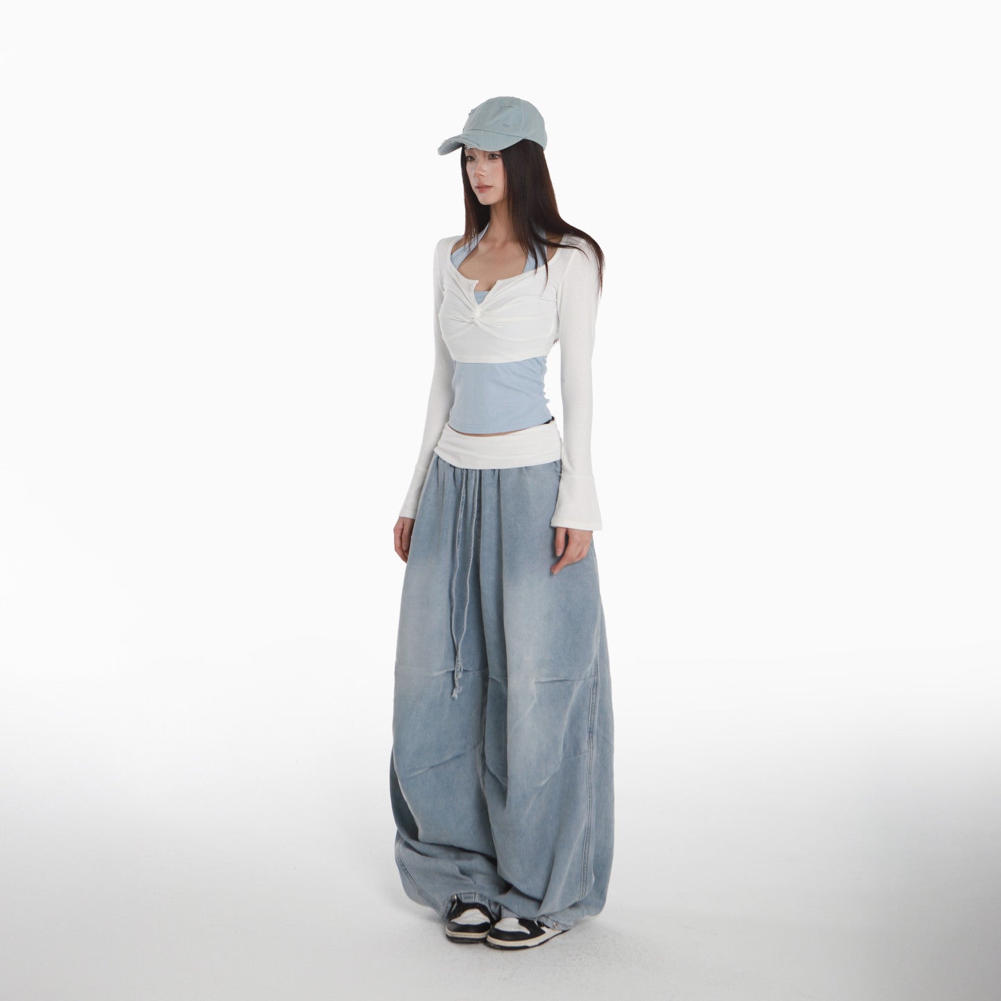 Lin Xiaohua sweet and spicy sporty style suit women's white button-down crop top + blue thin draped cargo jeans