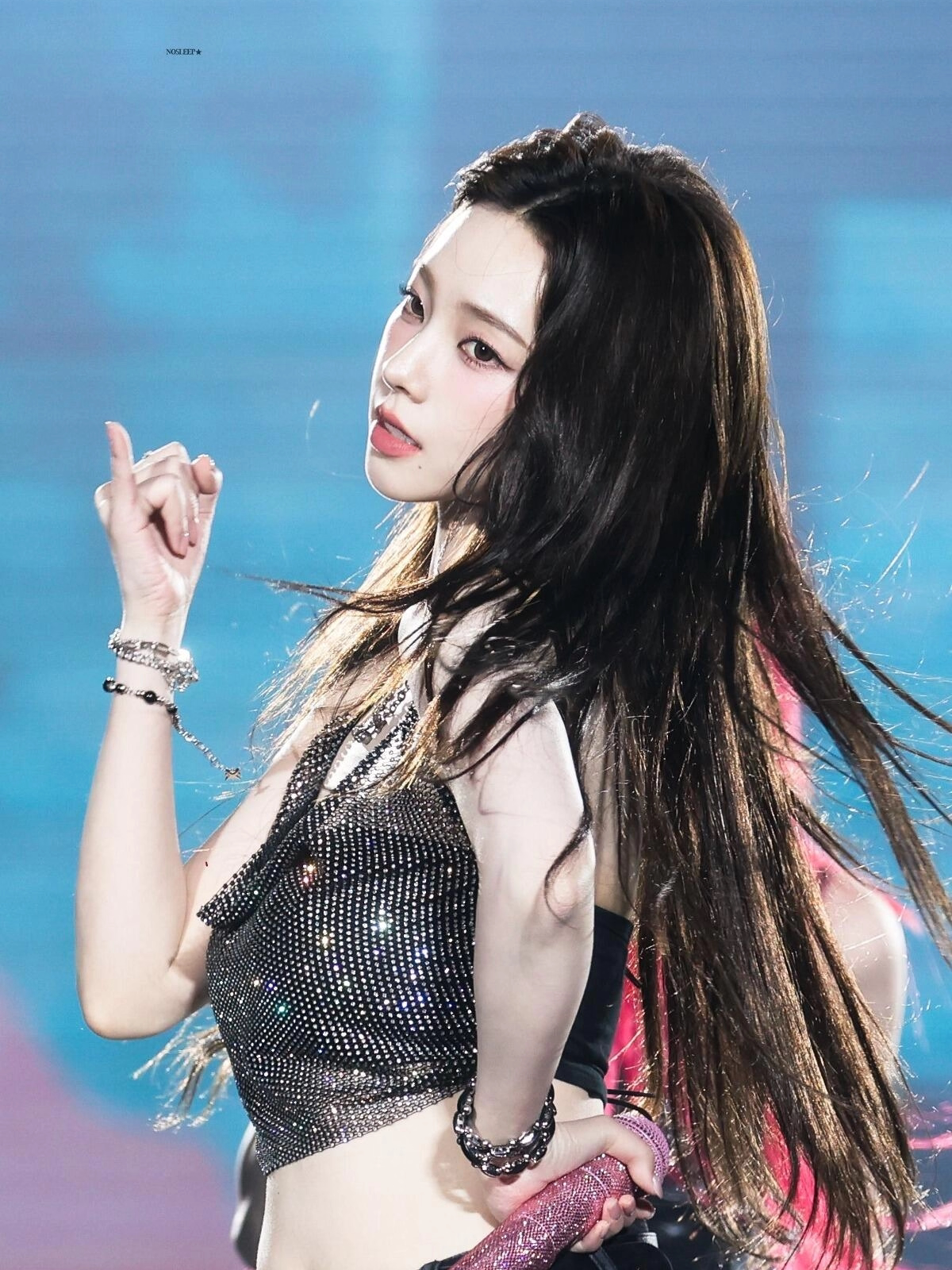 The new homemade Korean aespa has the same style of Yoo Jimin sparkling diamond halterneck short thin performance song diamond vest