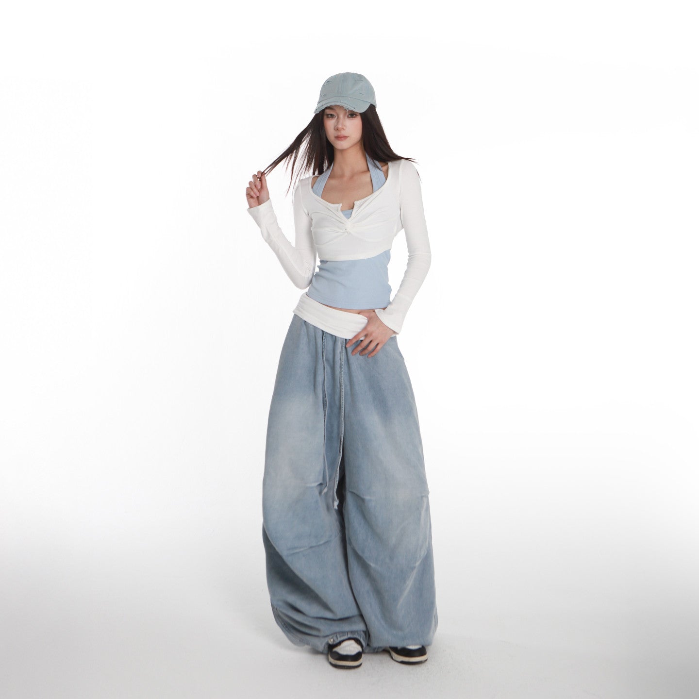 Lin Xiaohua sweet and spicy sporty style suit women's white button-down crop top + blue thin draped cargo jeans